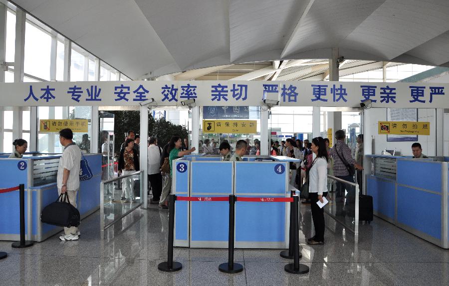 Passengers check in before boarding an airplane to leave for Taipei, southeast China's Taiwan, in Hohhot, capital of north China's Inner Mongolia Autonomous Region, June 25, 2013. Air China opened the direct flight from Hohhot to Taipei on Tuesday. (Xinhua/Yu Jia)