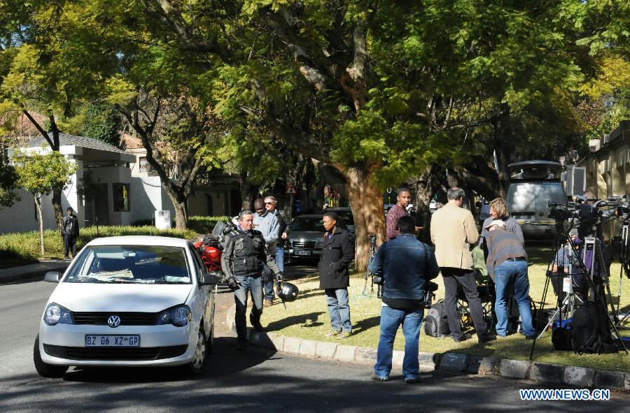 Media workers gather at former South African President Nelson Mandela's Houghton house in Johannesburg, South Africa, on June 25, 2013. South Africans on Monday were holding their breath over former President Nelson Mandela's health that has deteriorated from serious to critical. Mandela, 94, has been hospitalized for a recurring lung problem since June 8. (Xinhua/Guo Xinghua)