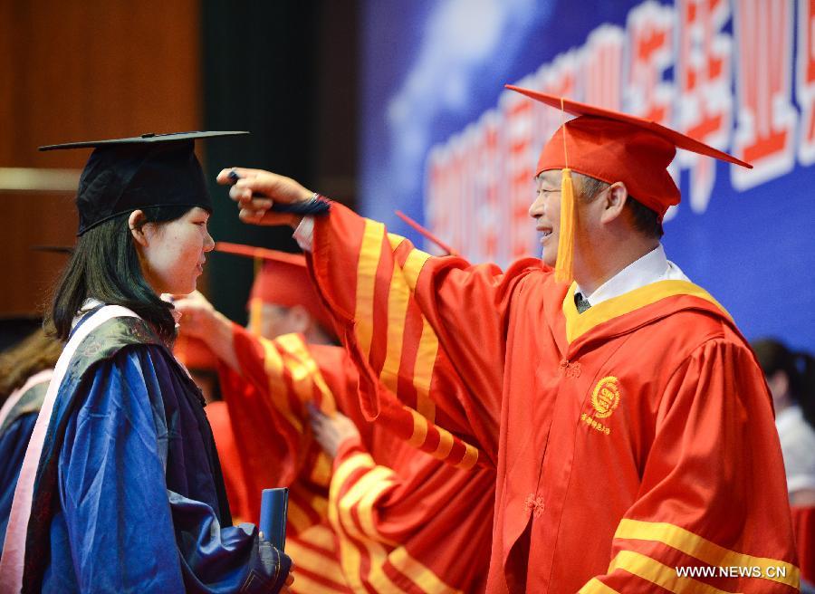 Students and professors attend the 2013 Graduation Ceremony in the Capital Normal University in Beijing, capital of China, June 25, 2013. (Xinhua/Li He) 