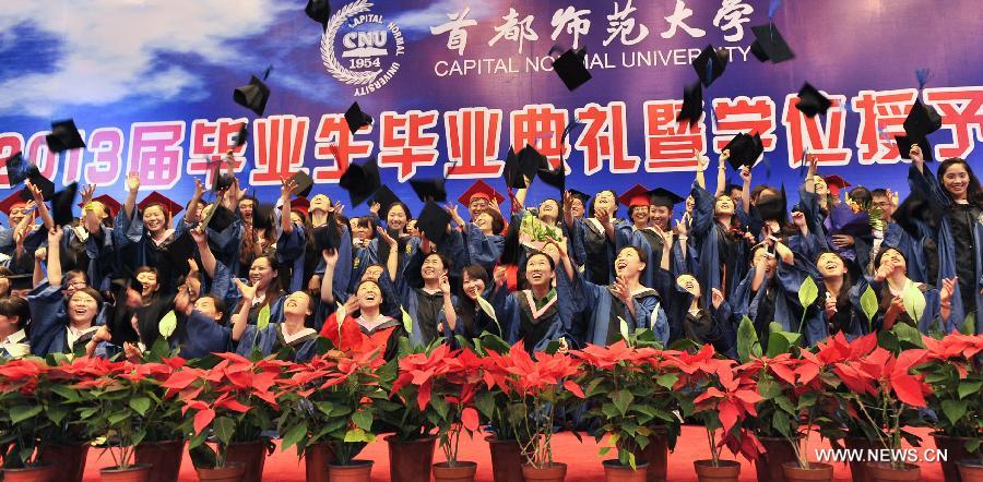 Students and professors pose for photo during the 2013 Graduation Ceremony in the Capital Normal University in Beijing, capital of China, June 25, 2013. (Xinhua/Li He)