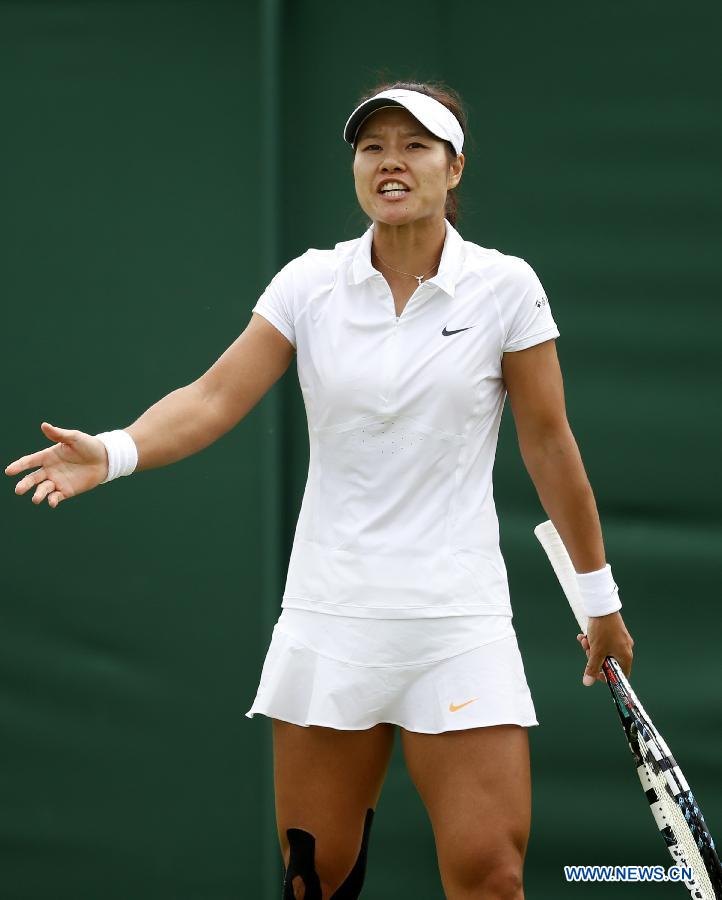 Li Na of China shouts to her husband Jiang Shan during the first round of ladies' singles against Michaella Krajicek of Netherland on day 2 of the Wimbledon Lawn Tennis Championships at the All England Lawn Tennis and Croquet Club in London, Britain on June 25, 2013. (Xinhua/Wang Lili)