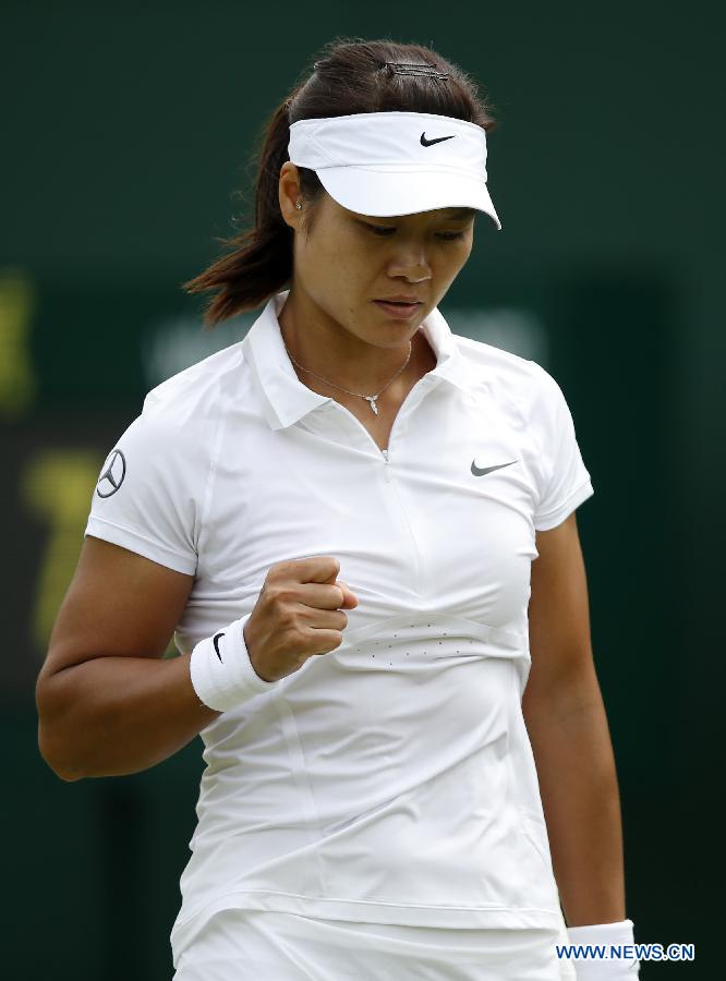Li Na of China reacts during the first round of ladies' singles against Michaella Krajicek of the Netherlands on day 2 of the Wimbledon Lawn Tennis Championships at the All England Lawn Tennis and Croquet Club in London, Britain on June 25, 2013. (Xinhua/Wang Lili)