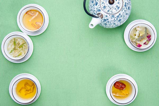 Herbal tea, made of ingredients with cooling properties, is a popular summer drink to diffuse internal heat. (China Daily)