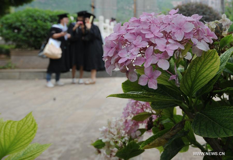 The 2013 graduation ceremony is held in the Business School of Yunnan Normal University in Kunming, capital of southwest China's Yunnan Province, June 25, 2013. Over 3,000 students graduated from the university. (Xinhua/Qin Lang) 