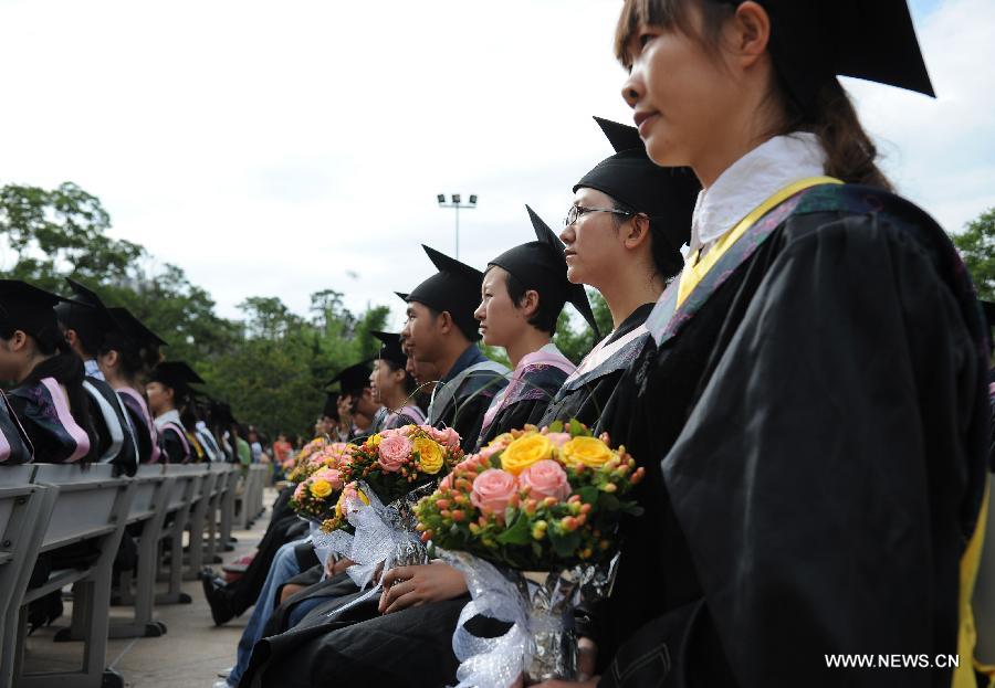Students take part in the 2013 graduation ceremony in the Business School of Yunnan Normal University in Kunming, capital of southwest China's Yunnan Province, June 25, 2013. Over 3,000 students graduated from the university. (Xinhua/Qin Lang)