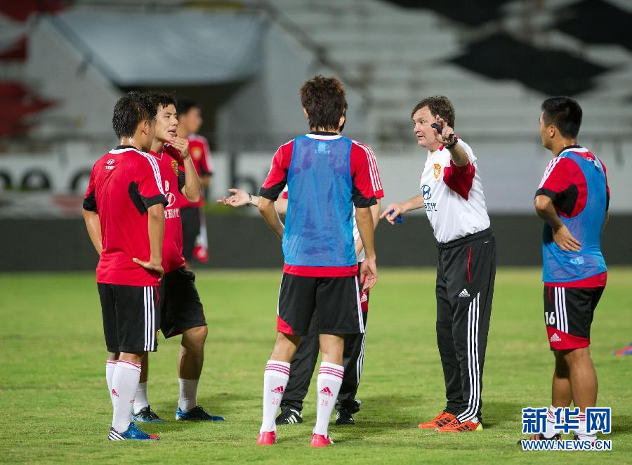 Jose Antonio Camacho coaches the training of players in Recife, Brazil for a friendly match against Brazil, Sept.9, 2012. (Photo/Xinhua)