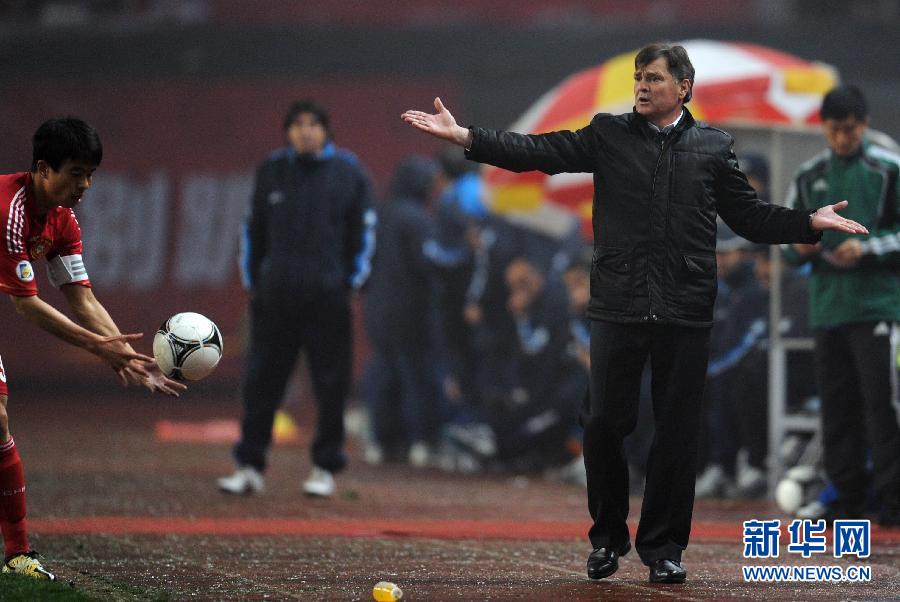 Jose Antonio Camacho is in an international friendly match against Kuwait in Changsha, Feb. 22, 2012. (Photo/Xinhua)