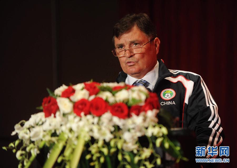 Jose Antonio Camacho, the new coach of the Chinese national football team, makes a speech during the signing ceremony hosted by Chinese football Association (CFA) in Beijing, China, Aug. 14, 2011. (Photo/Xinhua)
