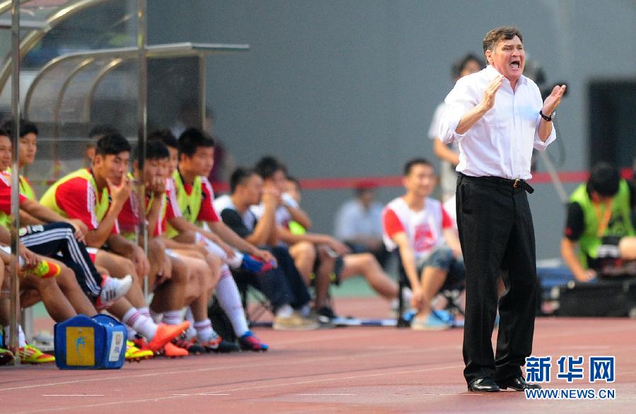 Jose Antonio Camacho is in an international friendly match against Vietnam in Wuhan, June 8, 2012. (Photo/Xinhua)