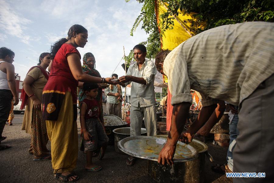 Victims receive free food in Haridwar, northern Indian state of Uttarakhand, June 25, 2013. The heaviest monsoon rains in the state for the past 60 years, which trigered deadly floods in northern India, has claimed up to 807 lives, according to Indian Authorities on Tuesday. (Xinhua/Zheng Huansong) 