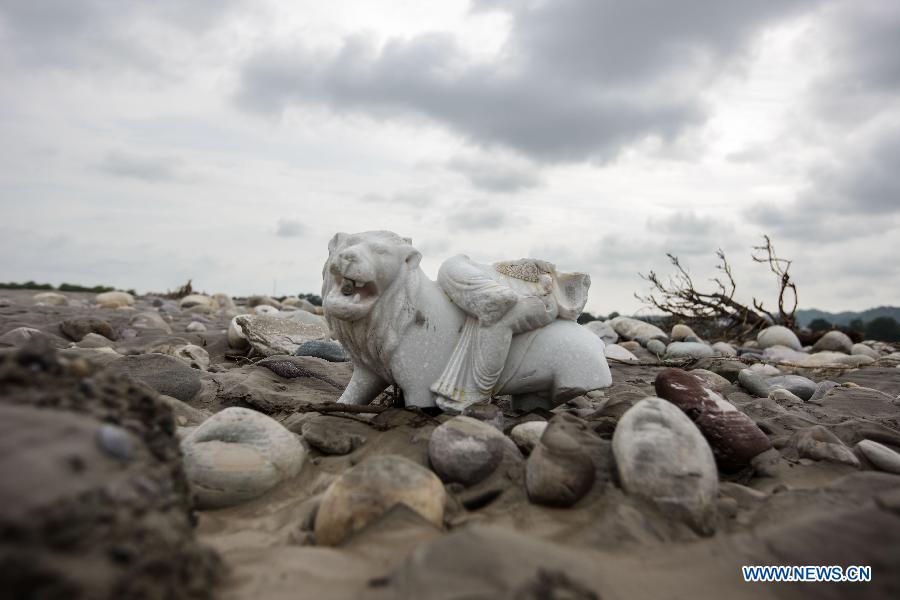 A distroyed statue is seen on the bank of the Ganges River in Haridwar, northern Indian state of Uttarakhand, June 25, 2013. The heaviest monsoon rains in the state for the past 60 years, which trigered deadly floods in northern India, has claimed up to 807 lives, according to Indian Authorities on Tuesday. (Xinhua/Zheng Huansong) 