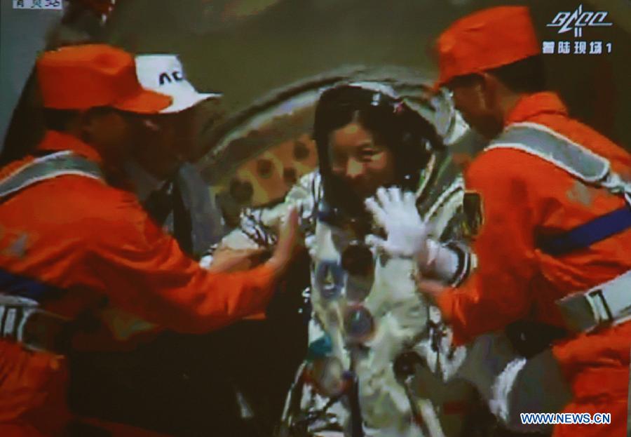 The screen at the Beijing Aerospace Control Center shows female astronaut Wang Yaping getting out of the re-entry capsule of China's Shenzhou-10 spacecraft after its landing in north China's Inner Mongolia Autonomous Region on June 26, 2013. Commander-in-chief of China's manned space program Zhang Youxia has announced that the Shenzhou-10 mission was successful after the three crewmembers landed safely and left the spacecraft's re-entry module Wednesday morning. (Xinhua/Wang Yongzhuo)