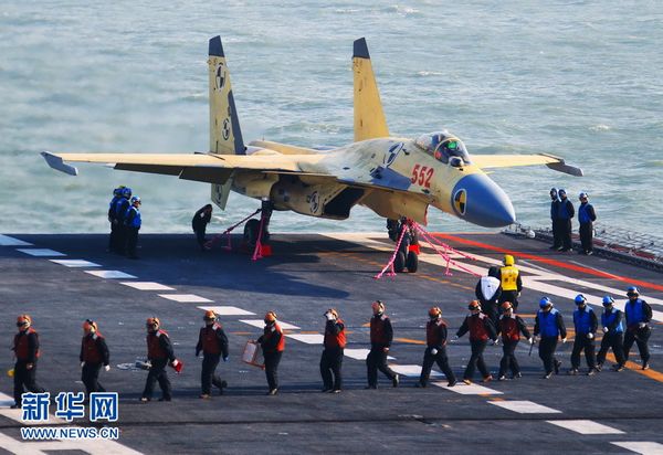 J-15 fighter jet fastened on aircraft carrier (Photo: xinhuanet.com)