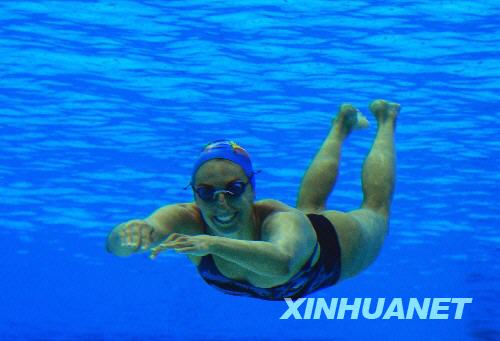 SwimmingSwimming is the best way to lose weight in summer, and it also can cool you off.(Photo/Xinhuanet.com)