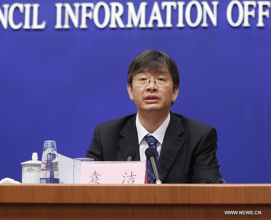 Yuan Jie, deputy general manager of the China Aerospace Science and Technology Corp., answers questions at a press conference held by the State Council (Cabinet) Information Office in Beijing, capital of China, June 26, 2013. The re-entry capsule of China's Shenzhou-10 spacecraft landed successfully on Wednesday in north China's Inner Mongolia Autonomous Region, with three astronauts aboard safe and sound. The press conference was held to introduce the 15-day Shenzhou-10 mission. (Xinhua/Wang Shen)