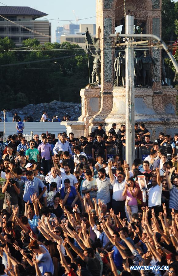 Riot police set barrier between protestors and the Taksim Square in Istanbul on June 25, 2013. Over 5,000 Turks staged a demonstration in Istanbul's iconic Taksim Square Tuesday to denounce the release of a police officer suspected of killing a protestor in Ankara. (Xinhua/Lu Zhe)