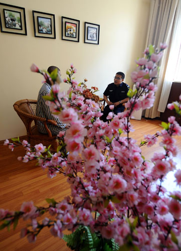 A youngster recovering from drug addiction has psychological counseling at a rehab center in Shanxi, June 13, 2013. [Photo/Xinhua]