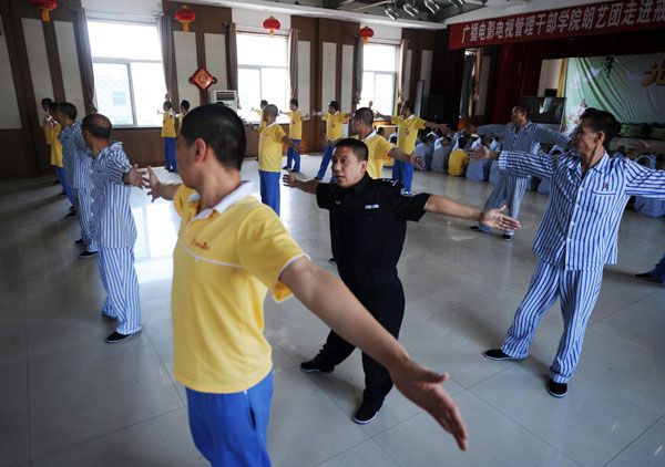 Youngsters recovering from drug addiction exercise at a rehab center in Shanxi, June 13, 2013. [Photo/Xinhua]
