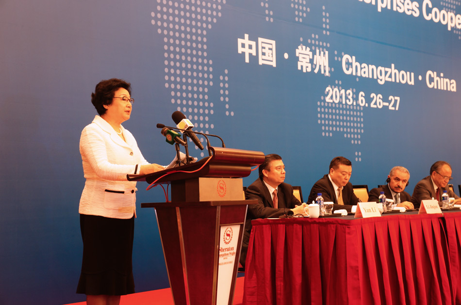 Li Haifeng, vice chairwoman of the National Committee of CPPCC delivers a keynote speech at the opening ceremony of the Fourth Forum on China- China-West Asia & North Africa Countries Small & Medium Enterprises Cooperation in southeast Chinese city Changzhou, June 26, 2013. (People’s Daily Online/Chen Lidan)
