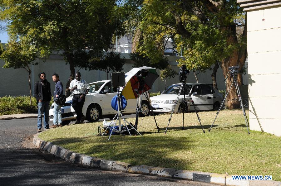 Media workers gather at former South African President Nelson Mandela's Houghton house in Johannesburg, South Africa, on June 26, 2013. The well-known local and international media have been stationing outside the hospital since Mandela was hospitalized here on June 8, focusing on the progress on the treatment of the hospitalized anti-apartheid icon. (Xinhua/Guo Xinghua) 