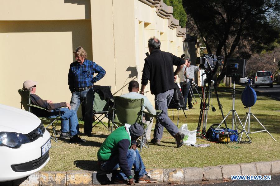 Media workers gather at former South African President Nelson Mandela's Houghton house in Johannesburg, South Africa, on June 26, 2013. The well-known local and international media have been stationing outside the hospital since Mandela was hospitalized here on June 8, focusing on the progress on the treatment of the hospitalized anti-apartheid icon. (Xinhua/Guo Xinghua) 