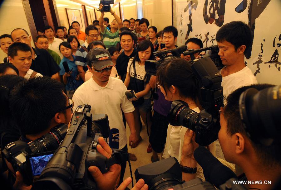 Survivor of a terror attack Zhang Jingchuan (C) answers questions from the press after arriving at the airport in Kunming, capital of southwest China's Yunnan Province, June 26, 2013. Two Chinese mountaineers were among the victims killed in a pre-dawn terror attack in Pakistan-administered Kashmir on June 23. (Xinhua/Qin Lang)
