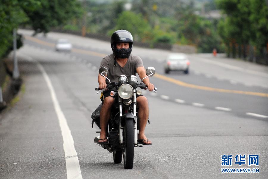 Chen rides motorcycle to travel among the eight activity centers on June 20, 2013 (Photo/Xinhua)
