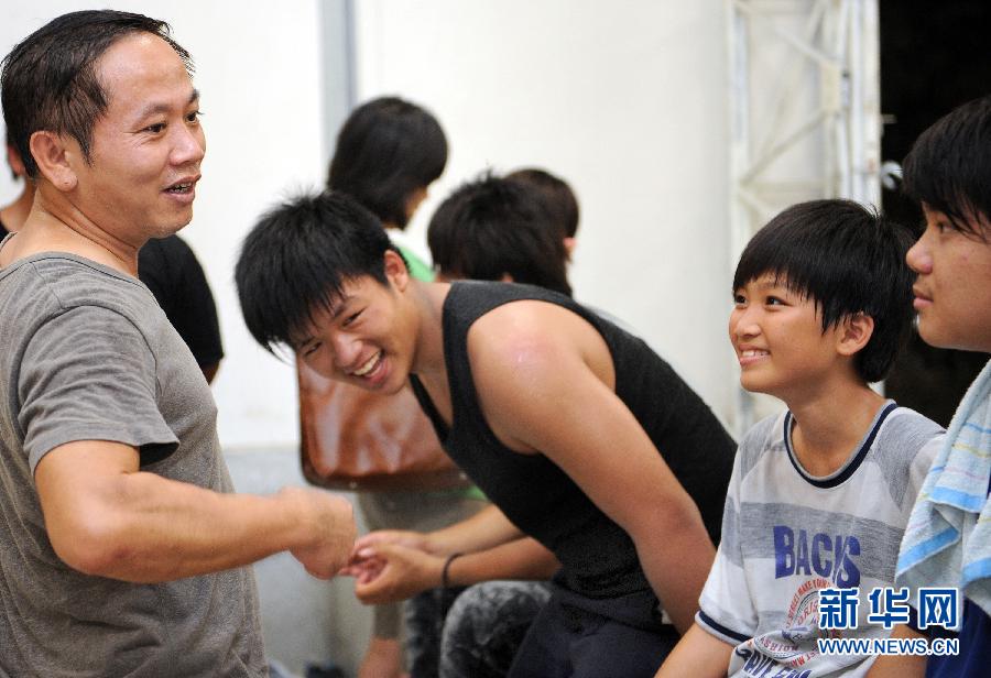 Chen (first from left) talks with children on June 20, 2013 (Photo/Xinhua)