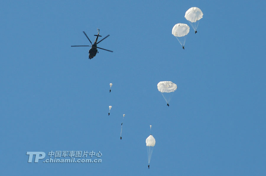 The special operation members are in parachute training. (China Military Online/Tan Changjun)