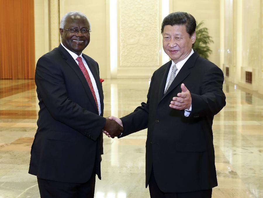Chinese President Xi Jinping (R) shakes hands with Sierra Leonean President Ernest Bai Koroma who will attend the second annual World Peace Forum in Beijing, capital of China, June 26, 2013. (Xinhua/Pang Xinglei)
