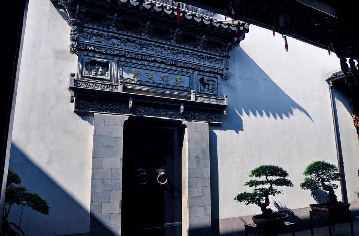 After the sedan hall, is the second gate leading to the main court. The engraved Chinese characters "xiude yanxian" are Hu's family instructions. Hu Xueyan hoped his descendents to be virtuous and talented. (GMW.cn)