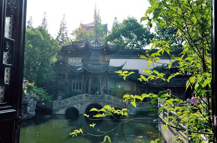 Zhiyuan, the essence of the residence, is the biggest garden in the residence. It is constructed on the base of the landscape in West Lake. There are limpid pools, zigzagging bridges, elegant pavilions and magnificent mansions. (GMW.cn)