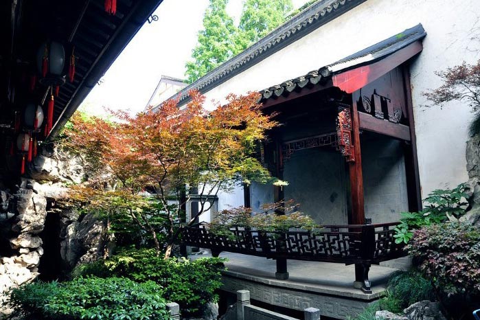 Zhiyuan, the essence of the residence, is the biggest garden in the residence. It is constructed on the base of the landscape in West Lake. There are limpid pools, zigzagging bridges, elegant pavilions and magnificent mansions. (GMW.cn)