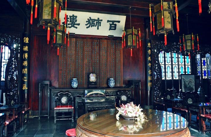 Baishilou (literally hundred lions building), is the main house of Hu's residence where his first wife lived. Hu's first wife and his mother lived upstairs. The main hall was the place to receive guests, and discus important matters. The red wood desk has a diameter of 2 meters, is the biggest red wood desk in Hanghzou. (GMW.cn)