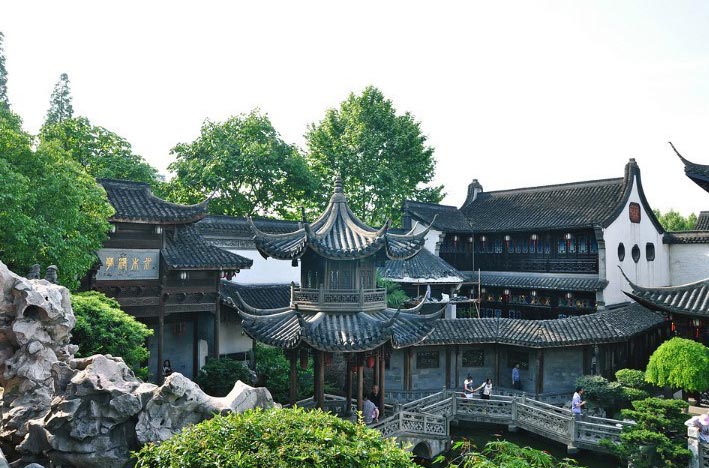 In 1999, the residence of Hu Xueyan was designated as a historical relic under the protection of Hangzhou city, and the renovation of the buildings began. Hangzhou invested 29 million yuan to renovate this typical Huizhou architecture. During the renovation, many high-quality building materials such as red sandalwood and nanmu wood (Phoebe nanmu) were used. In January 2001, the renovation project was completed, and Hu's residence regained its original appearance, including exquisite brick, wood, and stone sculptures. (GMW.cn)