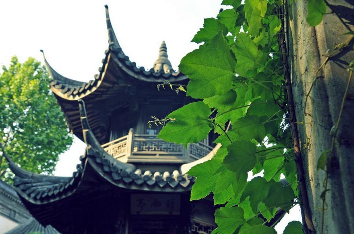 The residence boasts Zhiyuan Garden, pavilions, terraces, a small bridge over a flowing stream, and bright verandas. Many stone works of calligraphy by masters like Dong Qichang, Zheng Banqiao, Tang Bohu and Wen Zhengming can be seen in the house. In particular, two rare red wood sedan chairs are highly recommended. (GMW.cn)