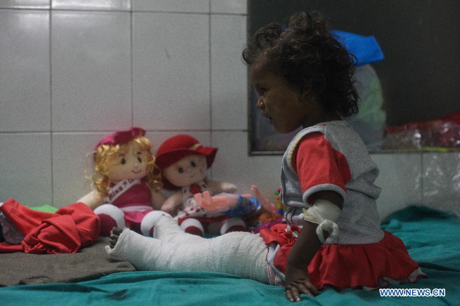 A two-year-old girl who got rescued somewhere in Uttarakhand waits for medical treatment at a hospital in Dehradun, northern Indian state of Uttarakhand, June 26, 2013. There are still an estimated 7000 people stranded in the flood while authorities use military planes and helicopters in the rescue in flood-ravaged northern India. (Xinhua/Zheng Huansong)