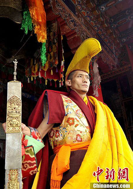 Photo shows the lama who is mainly in charge of the various monasteries of lamas in terms of rules and discipline.(Photo by Li Lin/ Chinanews.com)
