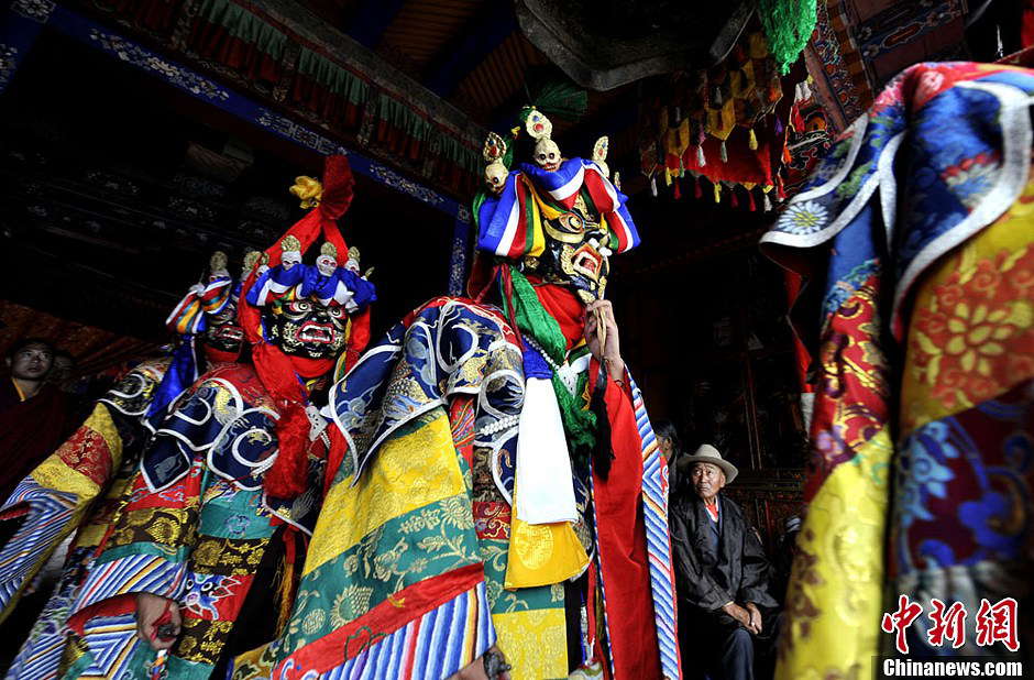 Lamas beat drums for "Qiang Mu" dance in Samye Monastery in Chanang County, Southwest China's Tibet Autonomous Region on June 24, 2013. (Photo: by Li Lin/ Chinanews.com)