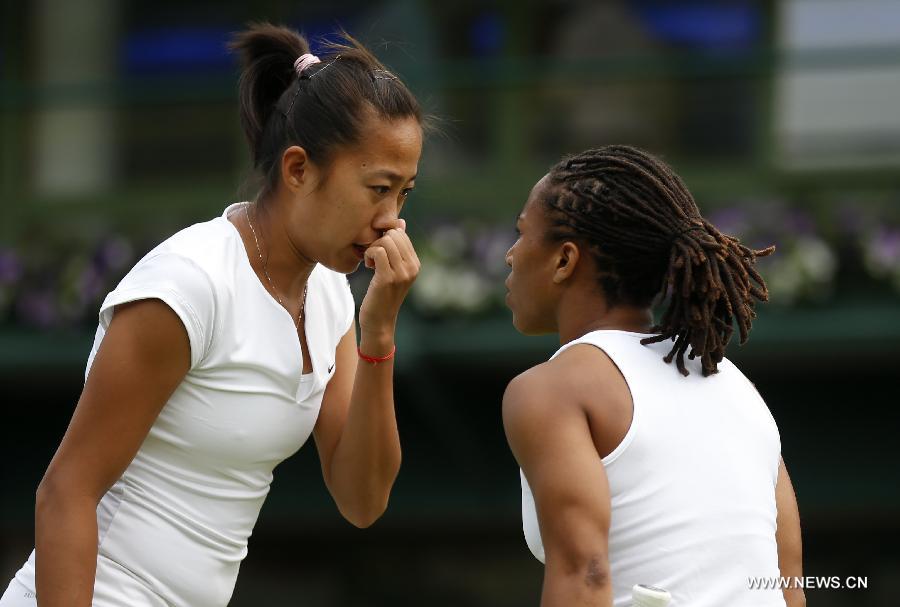 Megan Moulton-Levy (R) of the United States and Zhang Shuai of China talk to each other during the first round of ladies' doubles against Mona Barthel of Germany and Liga Dekmeijere of Latvija on day 3 of the Wimbledon Lawn Tennis Championships at the All England Lawn Tennis and Croquet Club in London, Britain on June 26, 2013. Moulton-Levy and Zhang won 2-1.(Xinhua/Wang Lili)