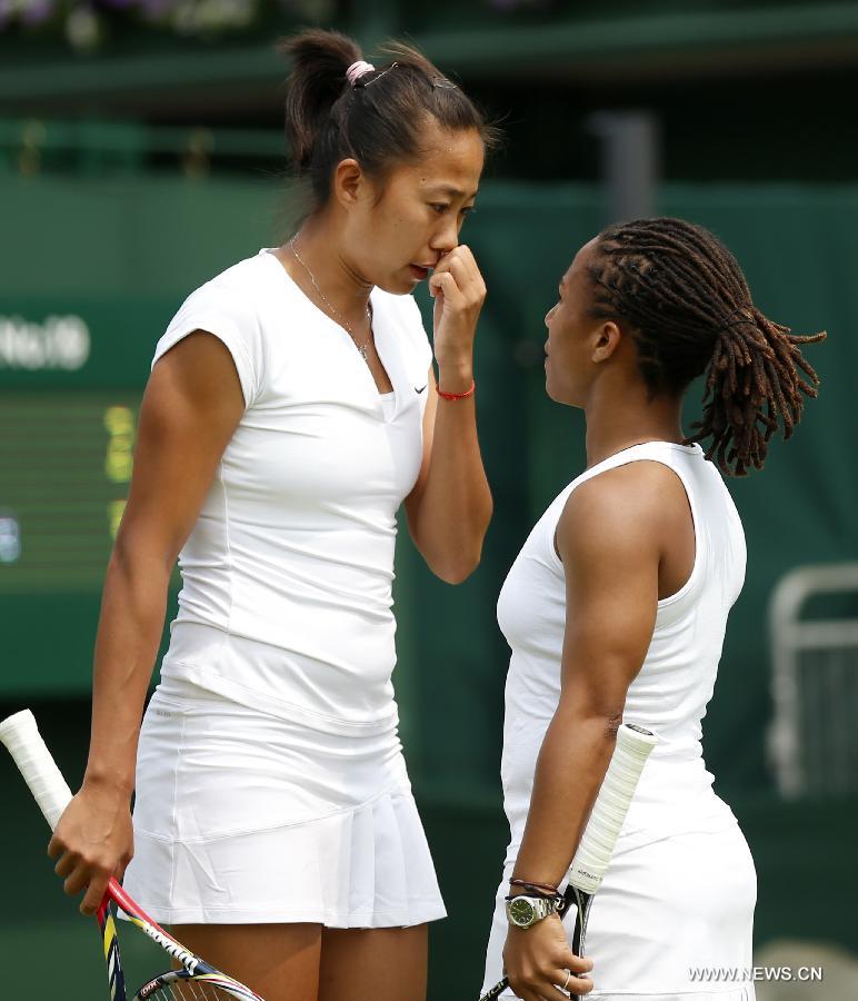 Megan Moulton-Levy (R) of the United States and Zhang Shuai of China talk to each other during the first round of ladies' doubles against Mona Barthel of Germany and Liga Dekmeijere of Latvija on day 3 of the Wimbledon Lawn Tennis Championships at the All England Lawn Tennis and Croquet Club in London, Britain on June 26, 2013. Moulton-Levy and Zhang won 2-1.(Xinhua/Wang Lili)