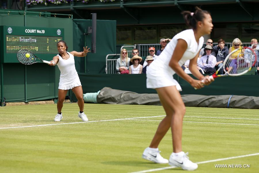 Megan Moulton-Levy (L) of the United States and Zhang Shuai of China compete during the first round of ladies' doubles against Mona Barthel of Germany and Liga Dekmeijere of Latvija on day 3 of the Wimbledon Lawn Tennis Championships at the All England Lawn Tennis and Croquet Club in London, Britain on June 26, 2013. Moulton-Levy and Zhang won 2-1.(Xinhua/Wang Lili)