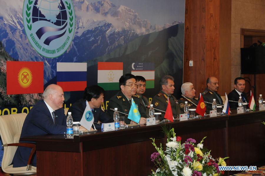 Photo taken on June 26, 2013 shows a scene press conference in Bishkek, Kyrgyzstan. Shanghai Cooperation Organization (SCO) defense chiefs pledged Wednesday to enhance coordination in maintaining regional peace and fighting terrorism and organized crime. (Xinhua/Guan Jianwu)
