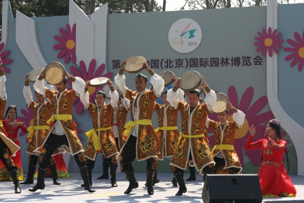 Xinjiang performers with traditional musical instruments, Crape Myrtle Square, on June 23. (chinadaily.com.cn)