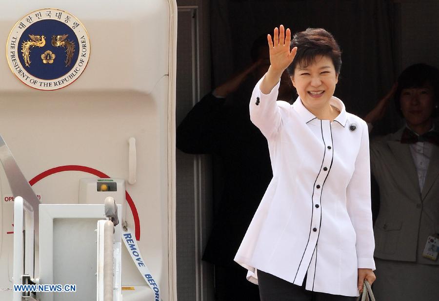 South Korean President Park Geun-hye waves before leaving for China at an airport in Seongnam, South Korea, June 27, 2013. Park Geun-hye flew to China on Thursday for a four-day visit. (Xinhua/Park Jin-hee)