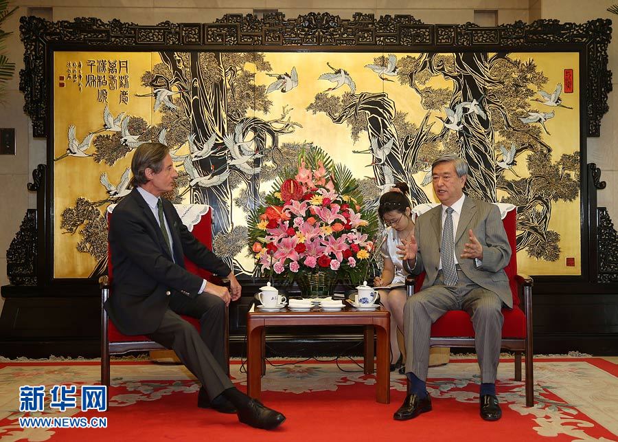 Li Congjun (R), President of China's Xinhua News Agency, meets with Peter Launsky-Tieffenthal, UN Under-Secretary-General for Communications and Public Information in Beijing, June 27, 2013. (Xinhua)