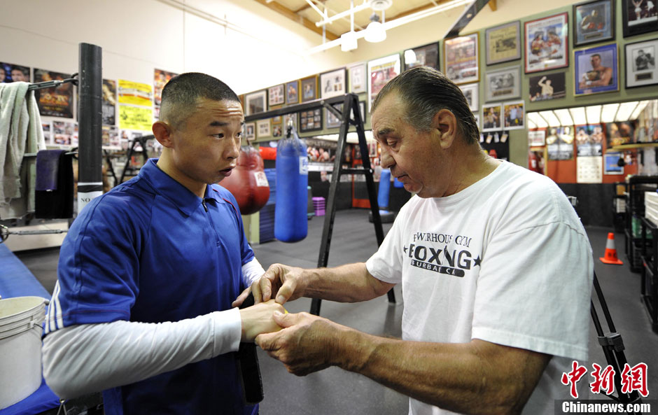 Yang Lianhui is trained by coach Reed from the Hall of Fame in Los Angeles. (CNS/Mao Jianjun)