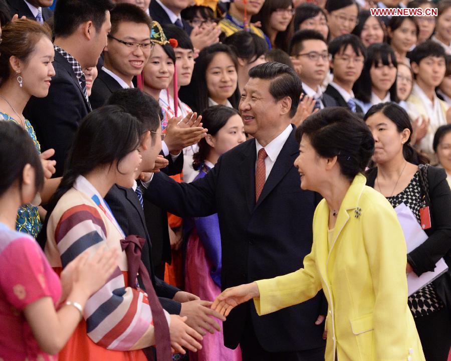 Chinese President Xi Jinping (C) and South Korean President Park Geun-hye (R, front) meet with youth delegates from both countries after their talks at the Great Hall of the People in Beijing, capital of China, June 27, 2013. (Xinhua/Ma Zhancheng)