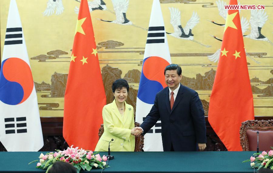 Chinese President Xi Jinping (R) shakes hands with South Korean President Park Geun-hye after their talks at the Great Hall of the People in Beijing, capital of China, June 27, 2013. (Xinhua/Yao Dawei)