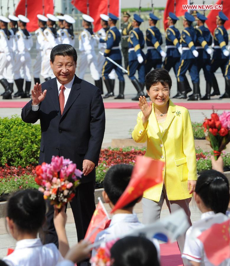 Chinese President Xi Jinping (L) holds a welcoming ceremony for visiting South Korean President Park Geun-hye before their talks at the Great Hall of the People in Beijing, capital of China, June 27, 2013. (Xinhua/Liu Jiansheng)